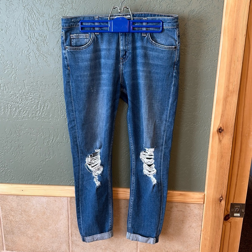 Women’s soft!! Blues jeans, shred knee, 5 pocket size 30